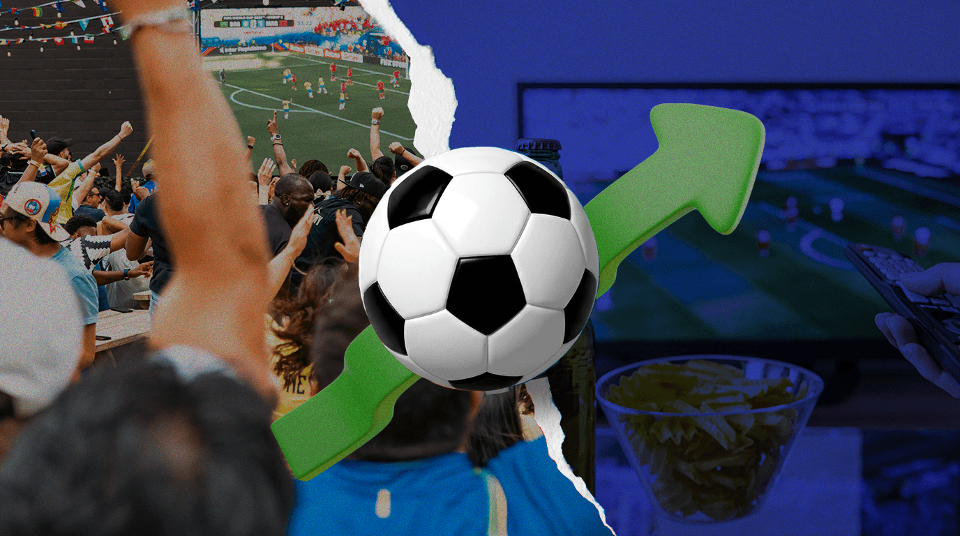 Especialistas en diseño estratégico analizando datos de comportamiento del consumidor y mapeando la experiencia del cliente (CX) para canales digitales durante eventos de alta saturación transaccional.

